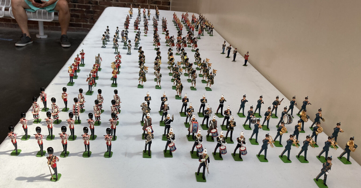 Toy soldiers image